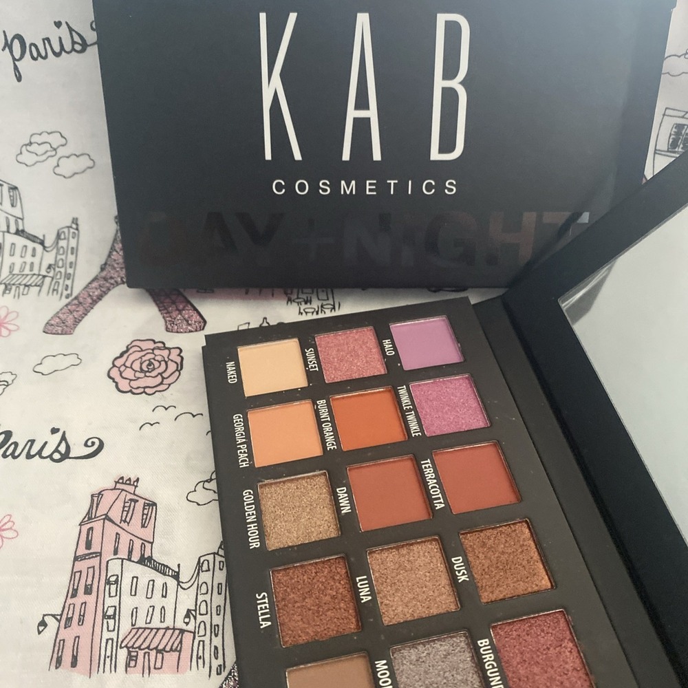 KAB COSMETICS‎ Day & Night Eyeshadow Palette 0.76 oz 18 Shades
